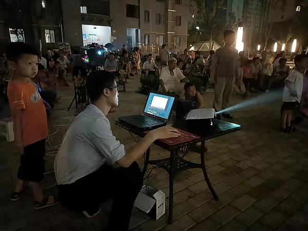 業(yè)主朋友們?cè)谡J(rèn)真觀看電影.jpg